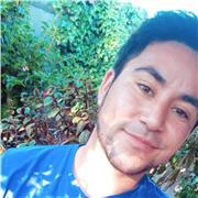 Me considero alguien muy optimista, humano y con mucho sentido común, me gusta conversar y tratar con otras personas, ayudar y ser ayudado es un gusto. Quisiera poder ayudar mediante el deporte y/o idiomas a los chicos, a que se desarrollen y puedan centr